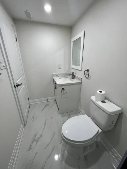 New Luxurious Studio Apartment Brampton Exterior photo