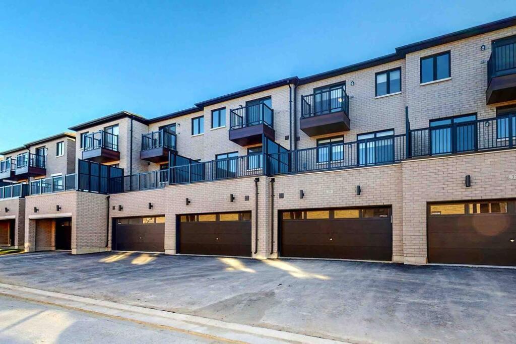 New Luxurious Studio Apartment Brampton Exterior photo