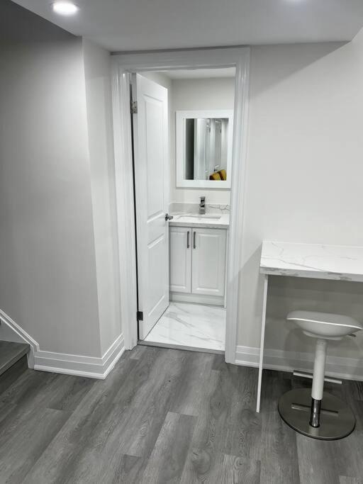 New Luxurious Studio Apartment Brampton Exterior photo